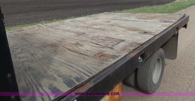 image for item AL9195 1987 Ford F350 flatbed pickup truck