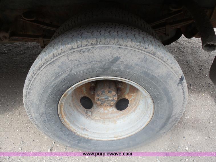 image for item AL9195 1987 Ford F350 flatbed pickup truck