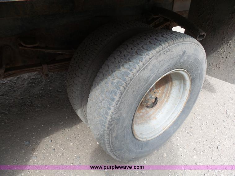 image for item AL9195 1987 Ford F350 flatbed pickup truck