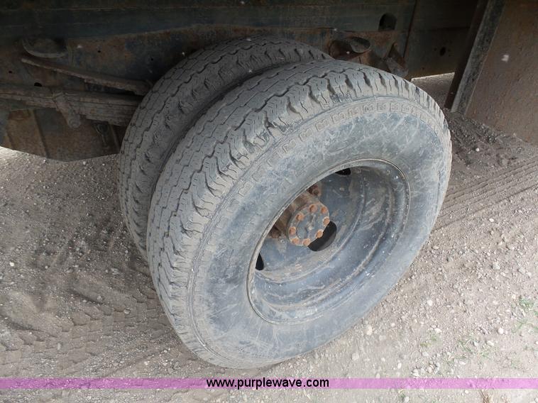 image for item AL9195 1987 Ford F350 flatbed pickup truck