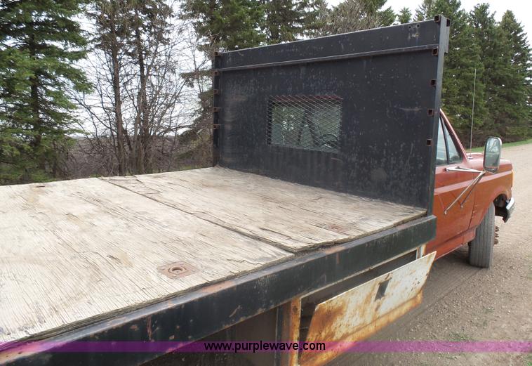 image for item AL9195 1987 Ford F350 flatbed pickup truck