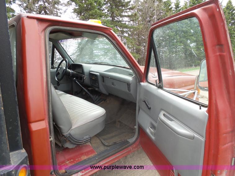 image for item AL9195 1987 Ford F350 flatbed pickup truck