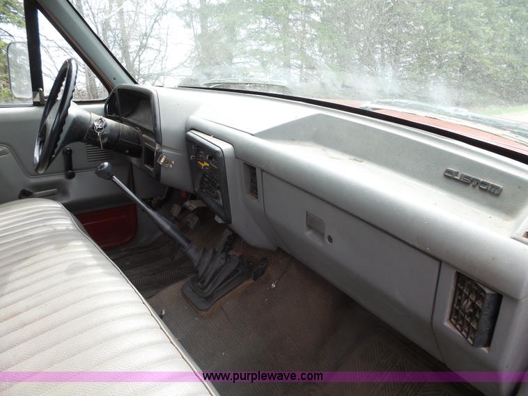 image for item AL9195 1987 Ford F350 flatbed pickup truck