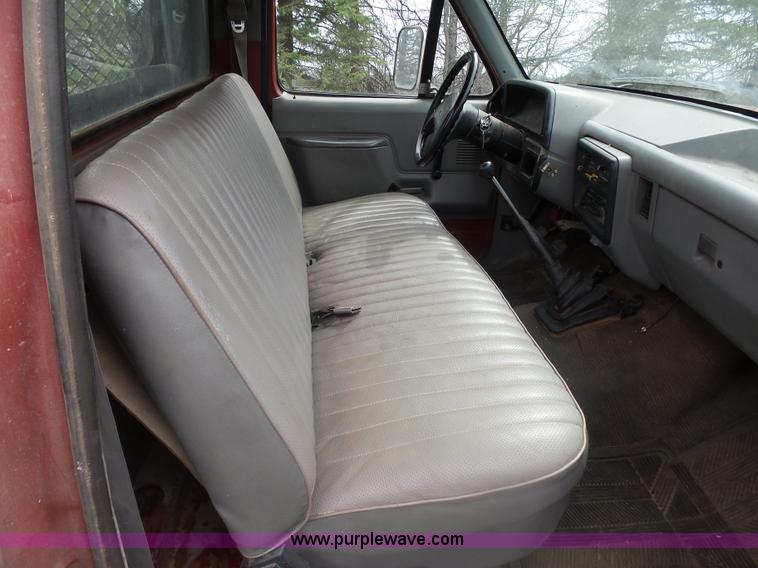 image for item AL9195 1987 Ford F350 flatbed pickup truck