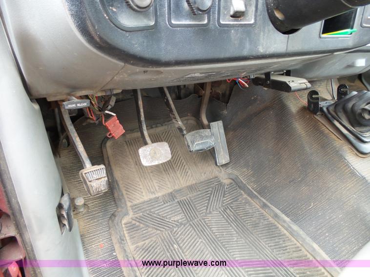 image for item AL9195 1987 Ford F350 flatbed pickup truck