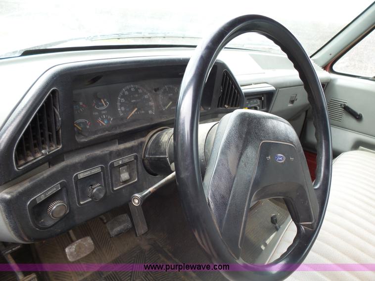 image for item AL9195 1987 Ford F350 flatbed pickup truck