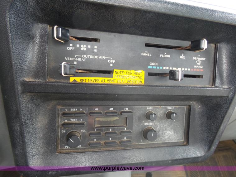 image for item AL9195 1987 Ford F350 flatbed pickup truck