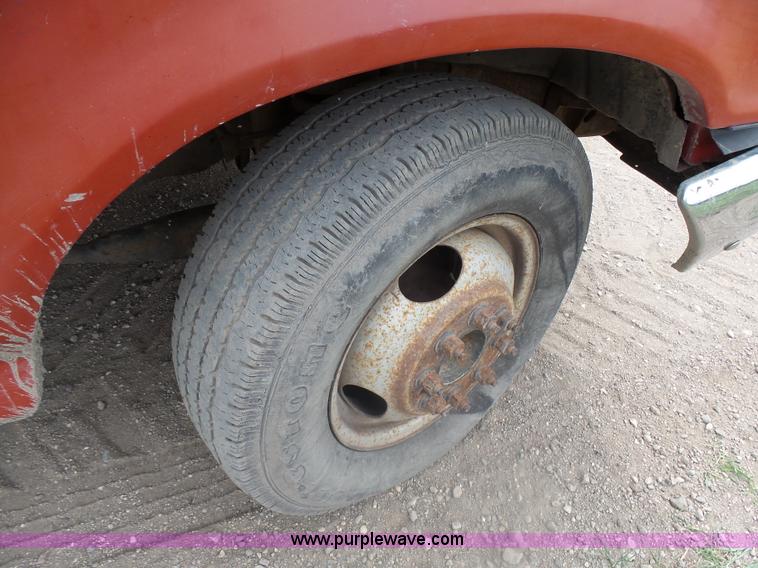 image for item AL9195 1987 Ford F350 flatbed pickup truck