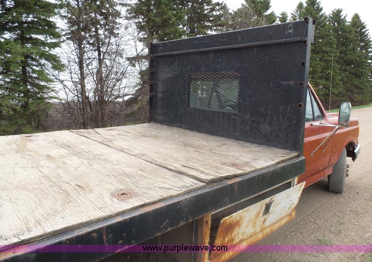 image for item AL9195 1987 Ford F350 flatbed pickup truck