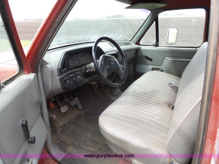 image for item AL9195 1987 Ford F350 flatbed pickup truck