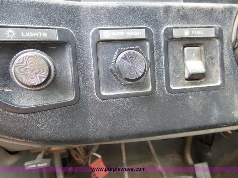 image for item AL9195 1987 Ford F350 flatbed pickup truck