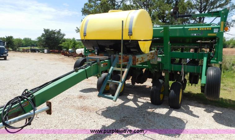 image for item AQ9670 John Deere 1535 grain drill