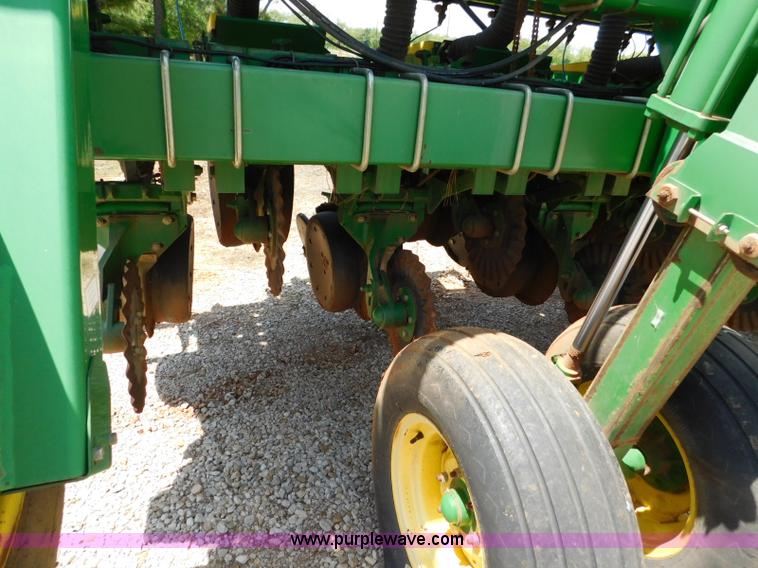 image for item AQ9670 John Deere 1535 grain drill
