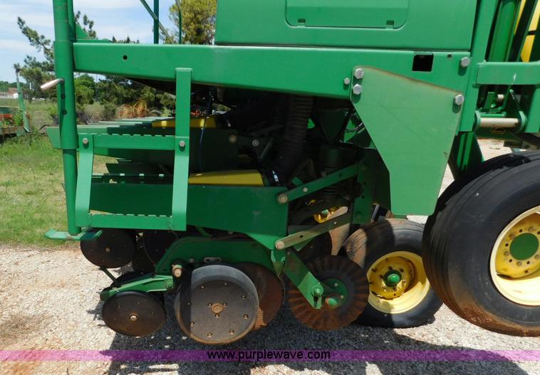 image for item AQ9670 John Deere 1535 grain drill