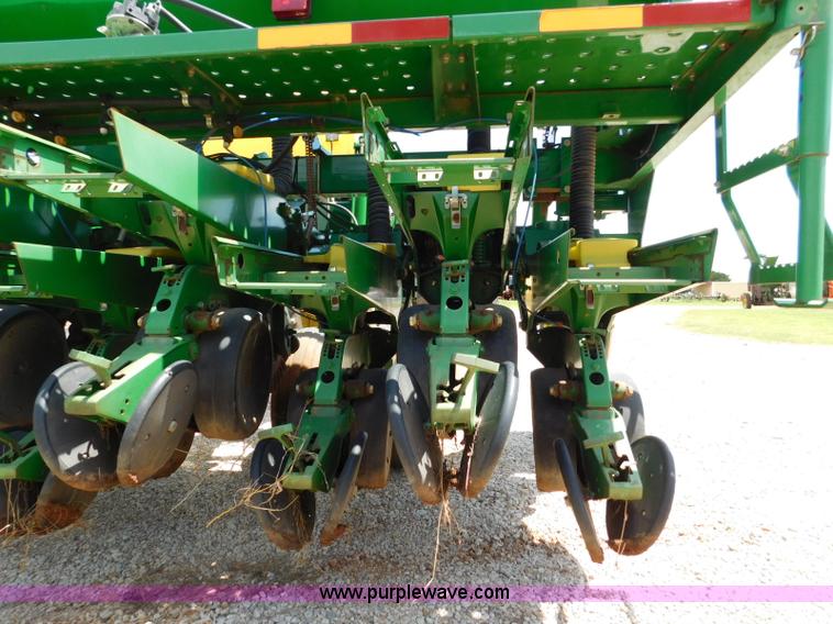 image for item AQ9670 John Deere 1535 grain drill