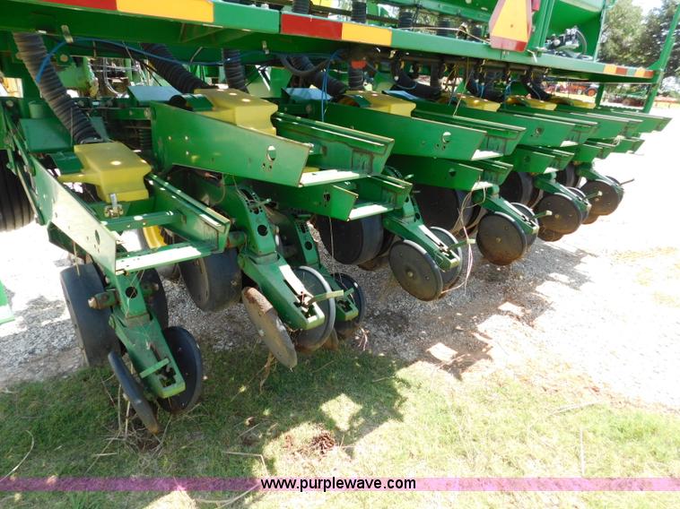 image for item AQ9670 John Deere 1535 grain drill