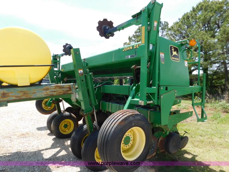 image for item AQ9670 John Deere 1535 grain drill