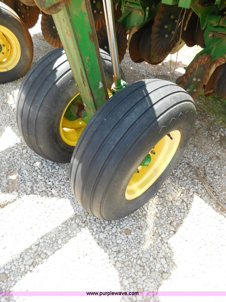 image for item AQ9670 John Deere 1535 grain drill