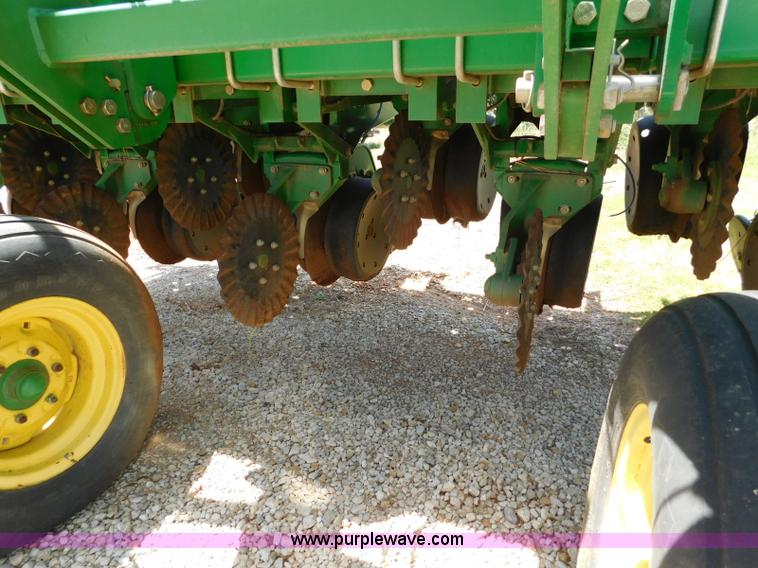 image for item AQ9670 John Deere 1535 grain drill