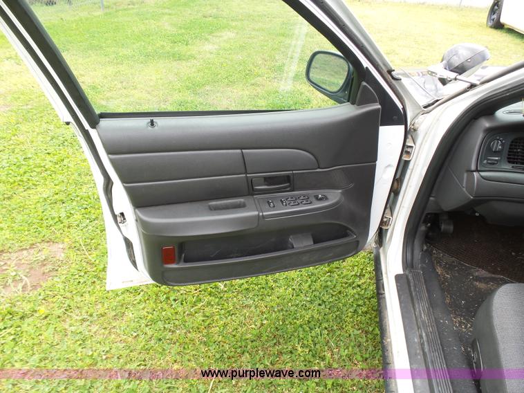 image for item AQ9694 2005 Ford Crown Victoria Police Interceptor