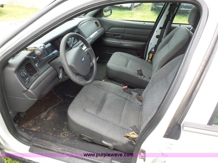 image for item AQ9694 2005 Ford Crown Victoria Police Interceptor