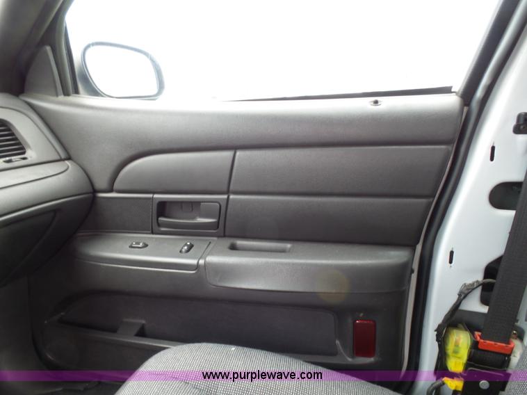 image for item AQ9694 2005 Ford Crown Victoria Police Interceptor