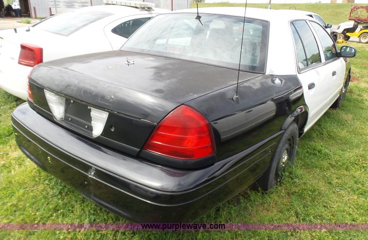 image for item AQ9695 2005 Ford Crown Victoria Police Interceptor