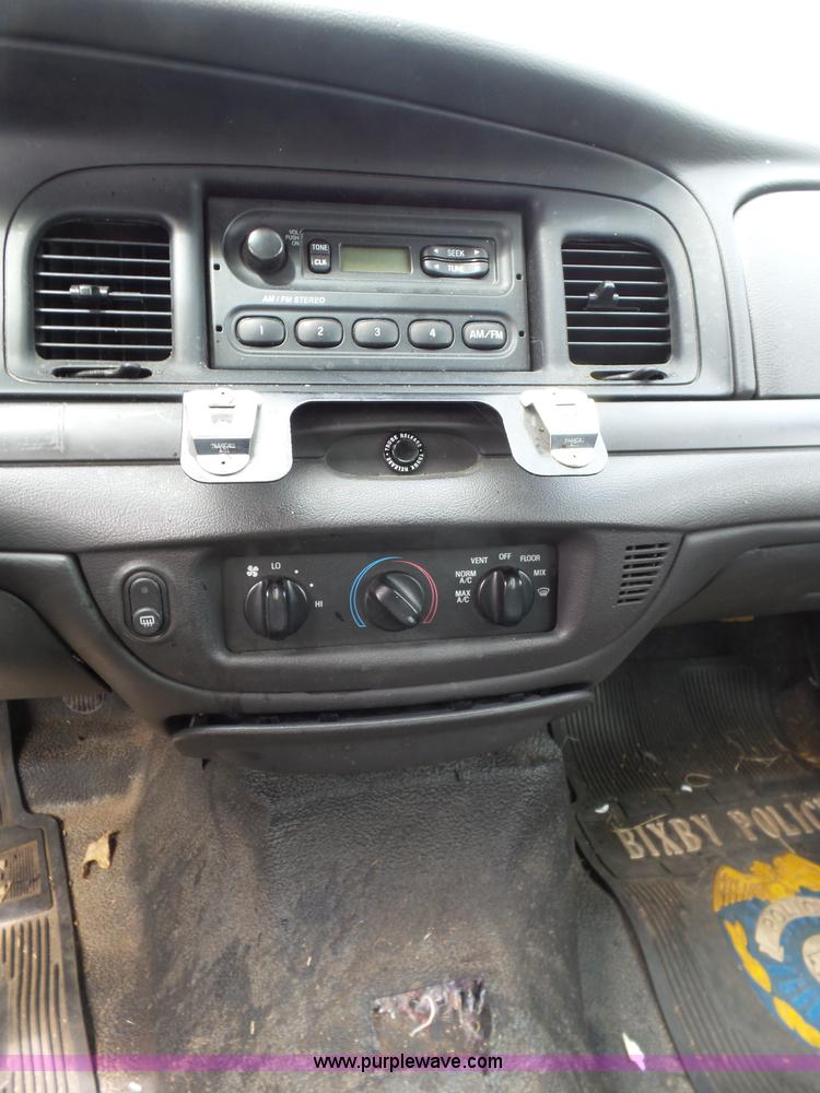 image for item AQ9695 2005 Ford Crown Victoria Police Interceptor