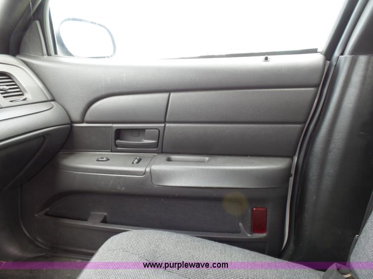 image for item AQ9695 2005 Ford Crown Victoria Police Interceptor