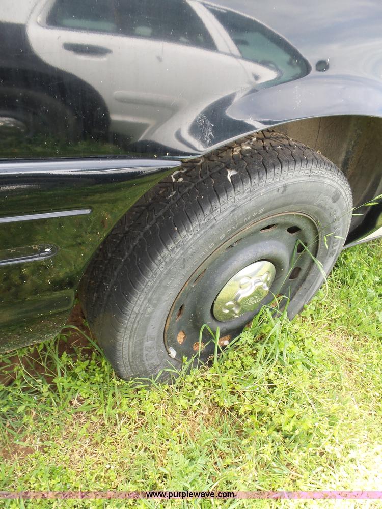 image for item AQ9695 2005 Ford Crown Victoria Police Interceptor