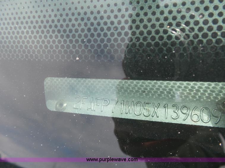 image for item AQ9695 2005 Ford Crown Victoria Police Interceptor