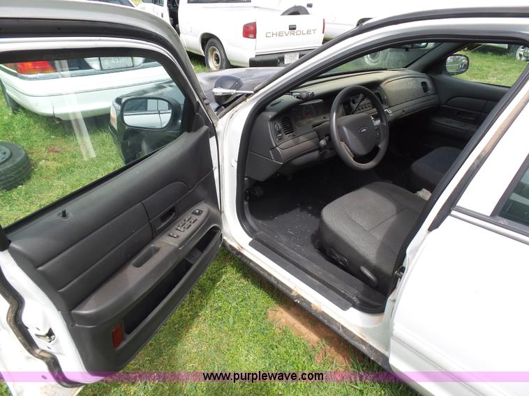 image for item AQ9697 2005 Ford Crown Victoria Police Interceptor