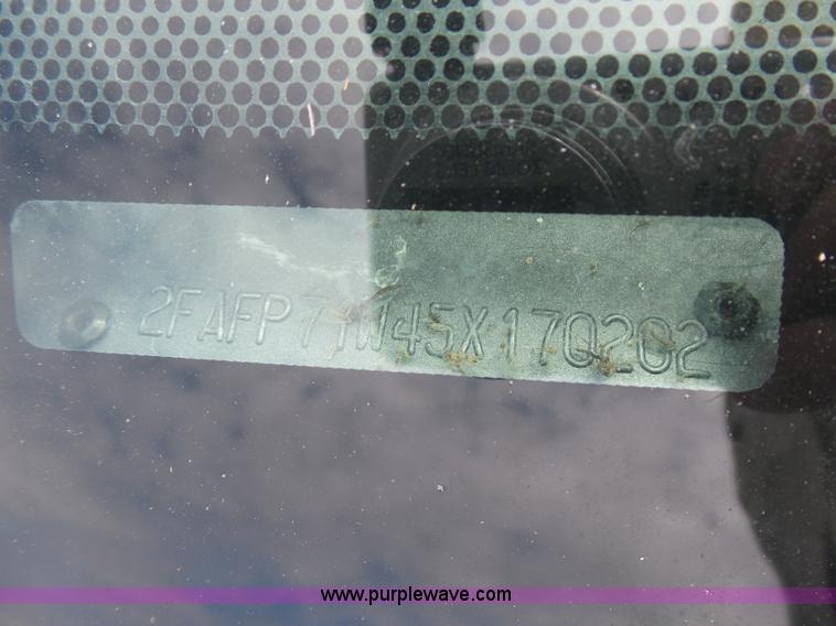 image for item AQ9697 2005 Ford Crown Victoria Police Interceptor