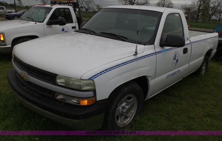 image for item AQ9701 2001 Chevrolet Silverado 1500 pickup truck