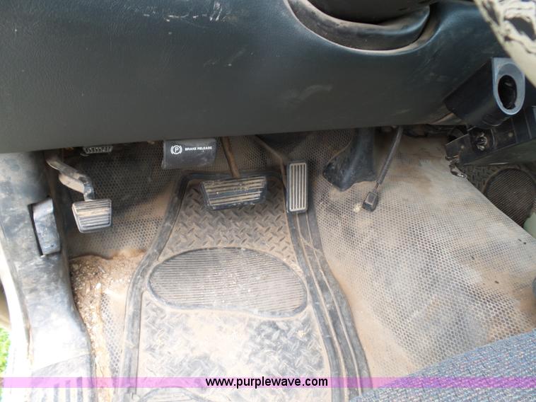 image for item AQ9701 2001 Chevrolet Silverado 1500 pickup truck