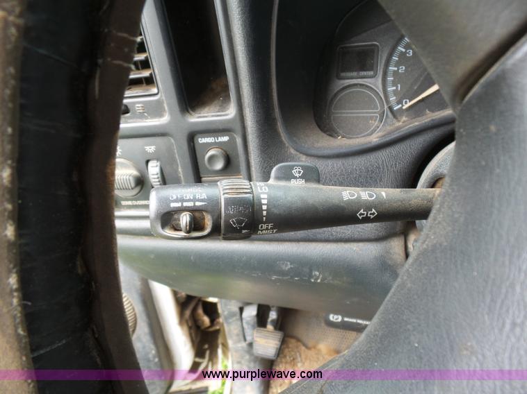 image for item AQ9701 2001 Chevrolet Silverado 1500 pickup truck