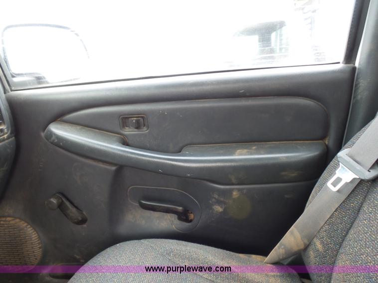 image for item AQ9701 2001 Chevrolet Silverado 1500 pickup truck