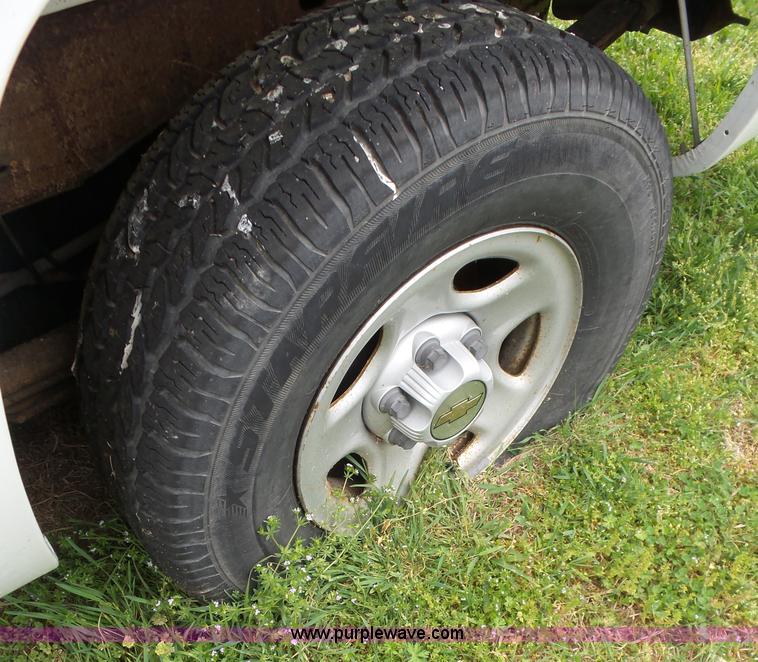 image for item AQ9701 2001 Chevrolet Silverado 1500 pickup truck