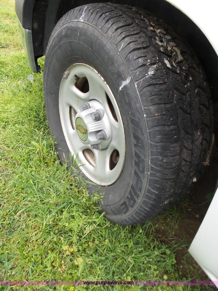 image for item AQ9701 2001 Chevrolet Silverado 1500 pickup truck