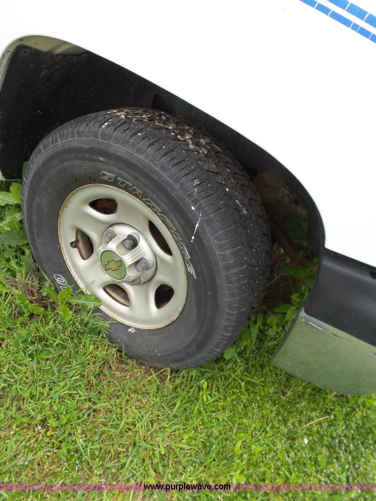 image for item AQ9701 2001 Chevrolet Silverado 1500 pickup truck