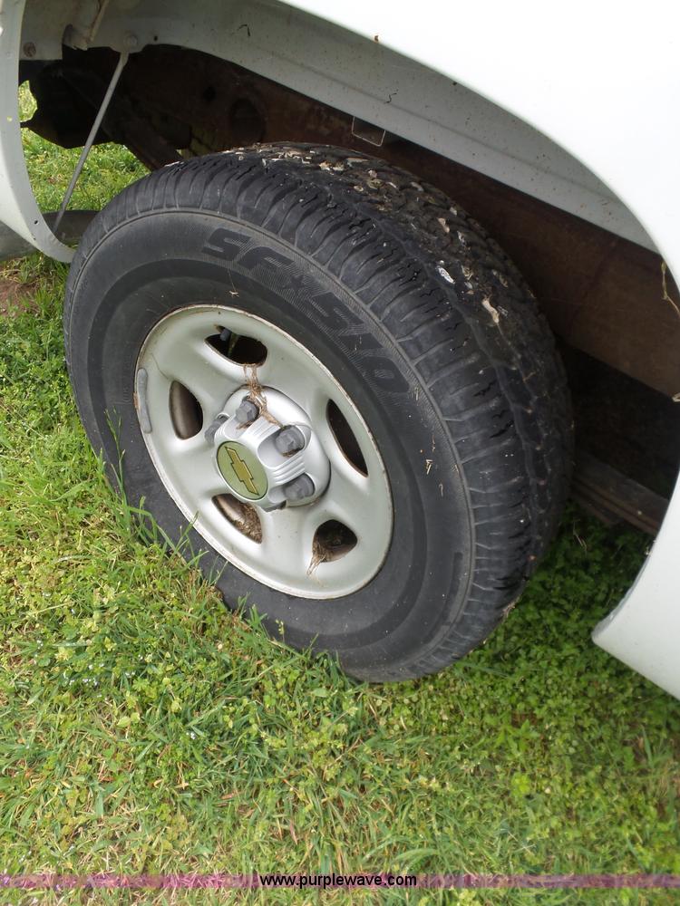 image for item AQ9701 2001 Chevrolet Silverado 1500 pickup truck