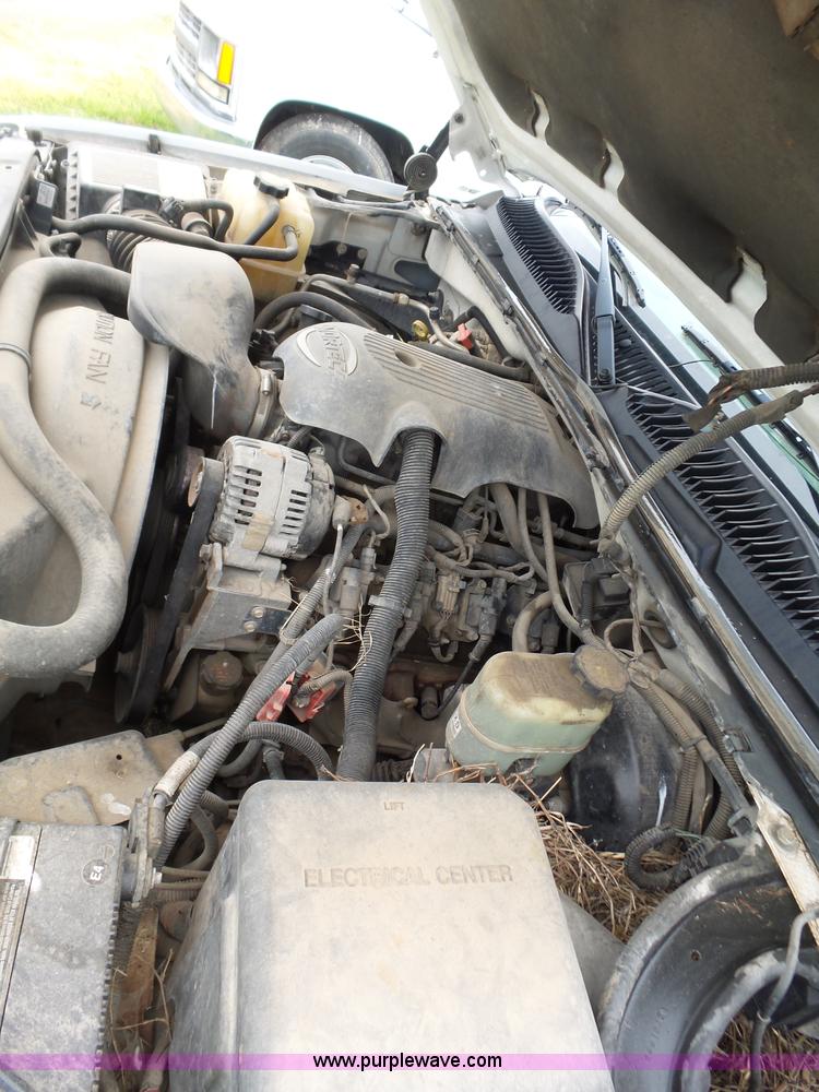 image for item AQ9701 2001 Chevrolet Silverado 1500 pickup truck