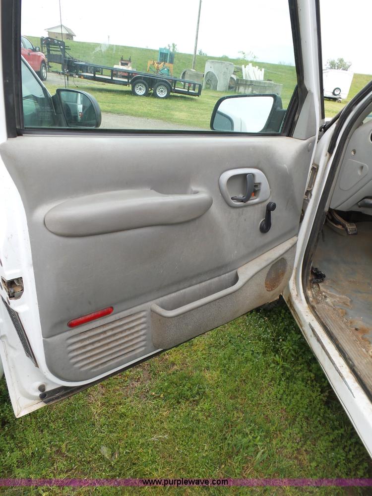 image for item AQ9702 2000 Chevrolet 2500 pickup truck