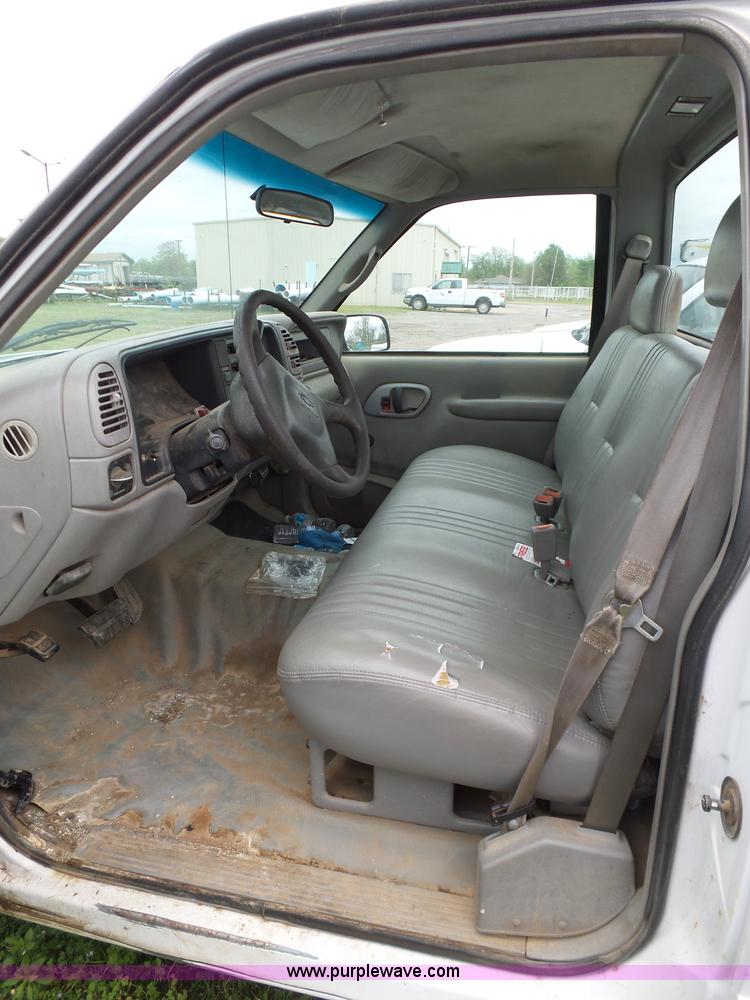 image for item AQ9702 2000 Chevrolet 2500 pickup truck