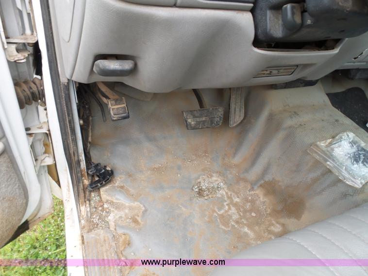 image for item AQ9702 2000 Chevrolet 2500 pickup truck