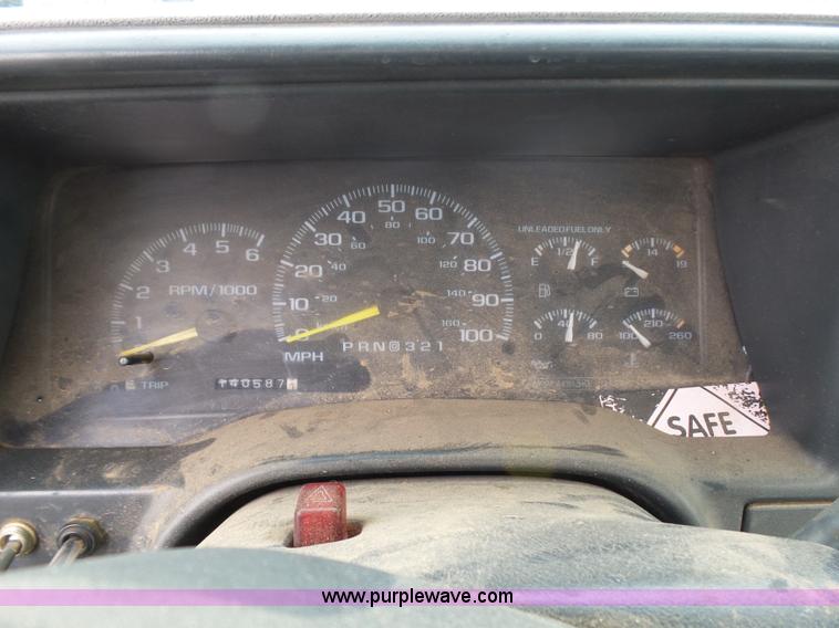 image for item AQ9702 2000 Chevrolet 2500 pickup truck