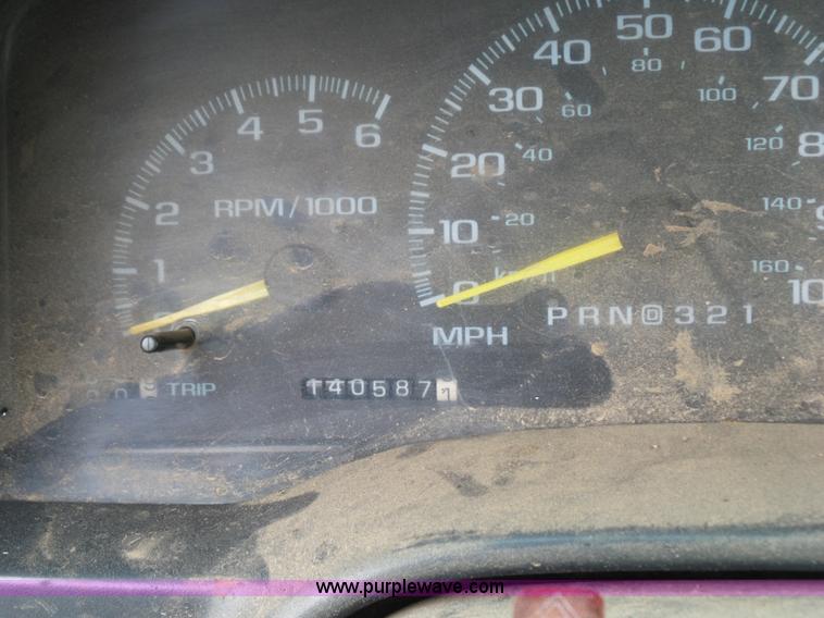 image for item AQ9702 2000 Chevrolet 2500 pickup truck