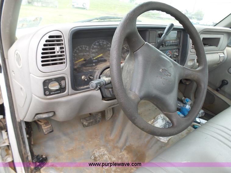 image for item AQ9702 2000 Chevrolet 2500 pickup truck