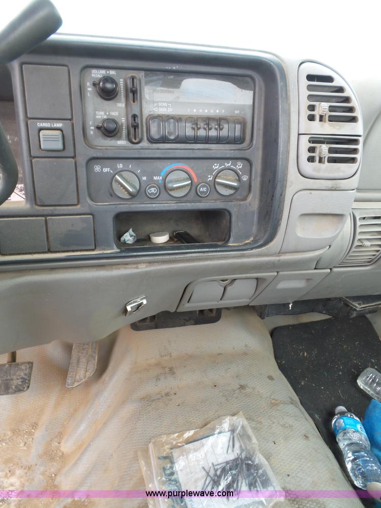 image for item AQ9702 2000 Chevrolet 2500 pickup truck