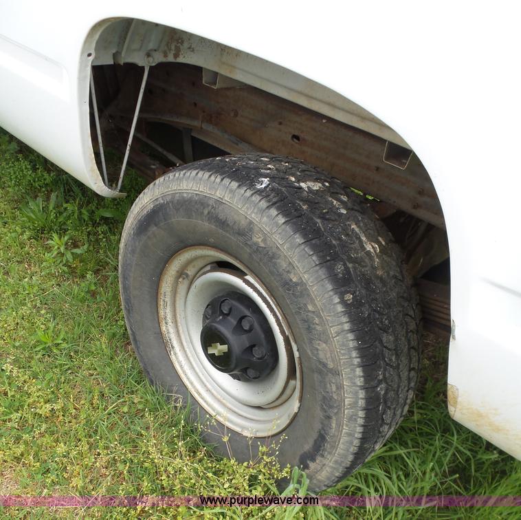 image for item AQ9702 2000 Chevrolet 2500 pickup truck